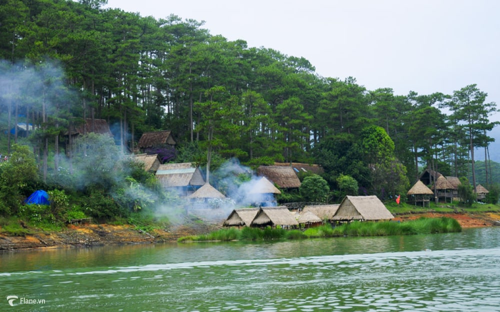 Nhà hàng Đá Tiên nằm bên Hồ Tuyền Lâm mang đến trải nghiệm ẩm thực hài hòa giữa hương vị núi rừng và cảnh sắc thiên nhiên